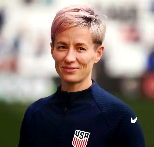 美国女足球员表现出色,领先国际赛场 美国女足球员表现出色,领先国际赛场