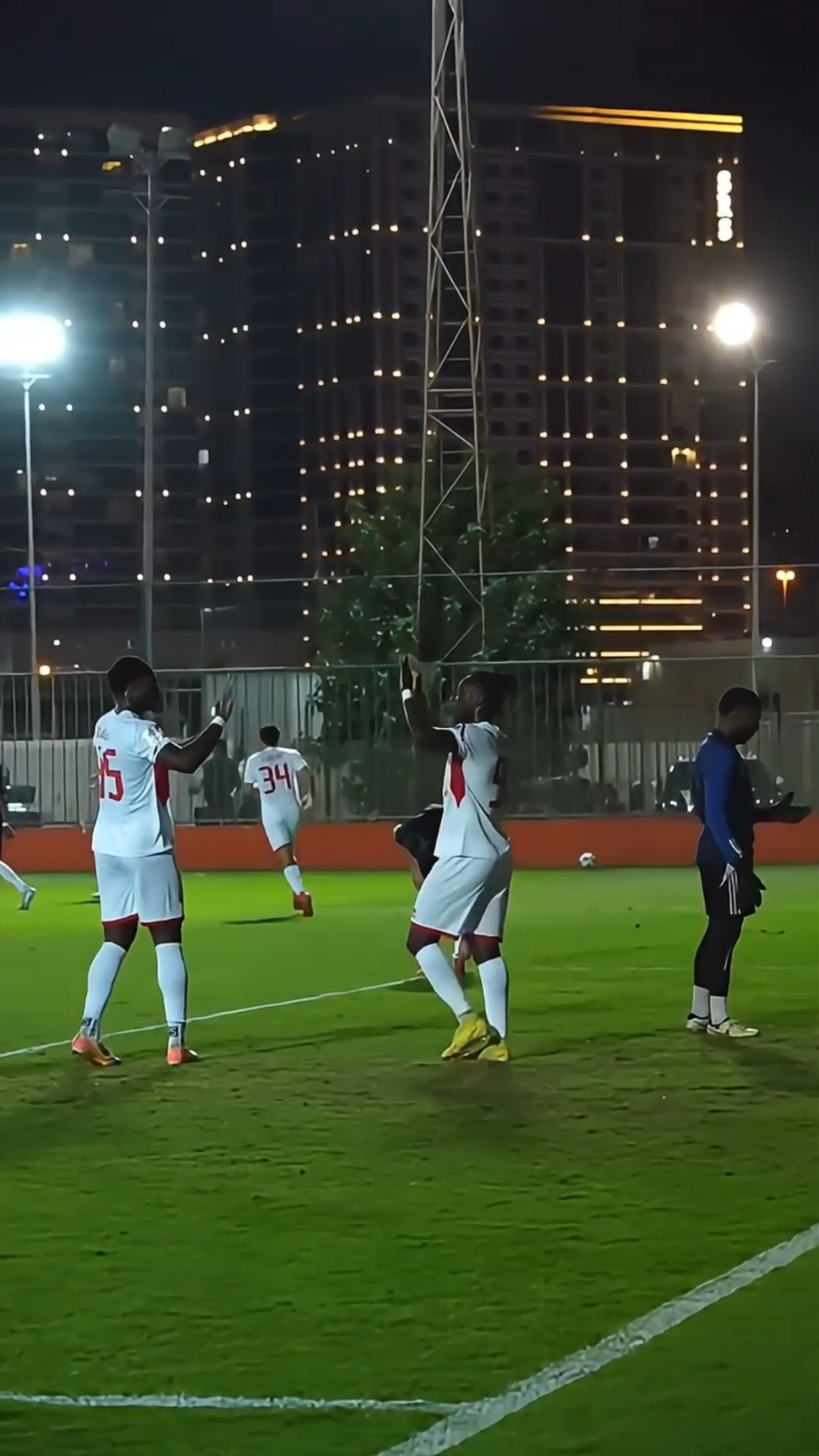 纷纷扰扰足球赛场,球员奋力拼搏 纷纷扰扰足球赛场,球员奋力拼搏