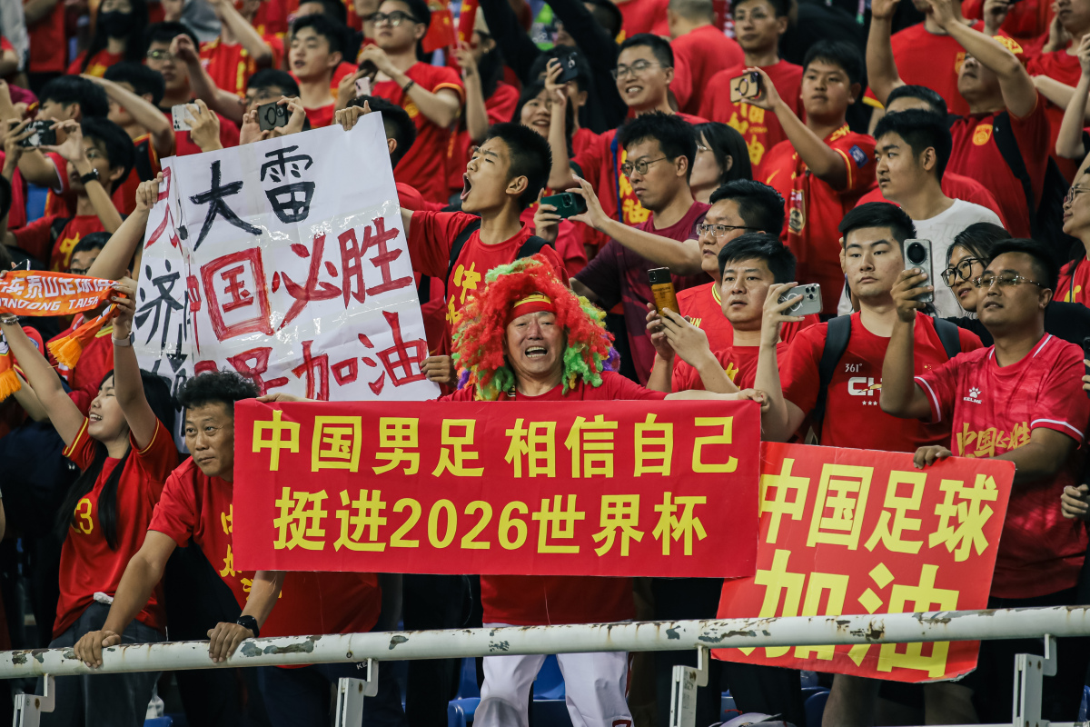 势不可挡！足球比赛中国家队获得胜利