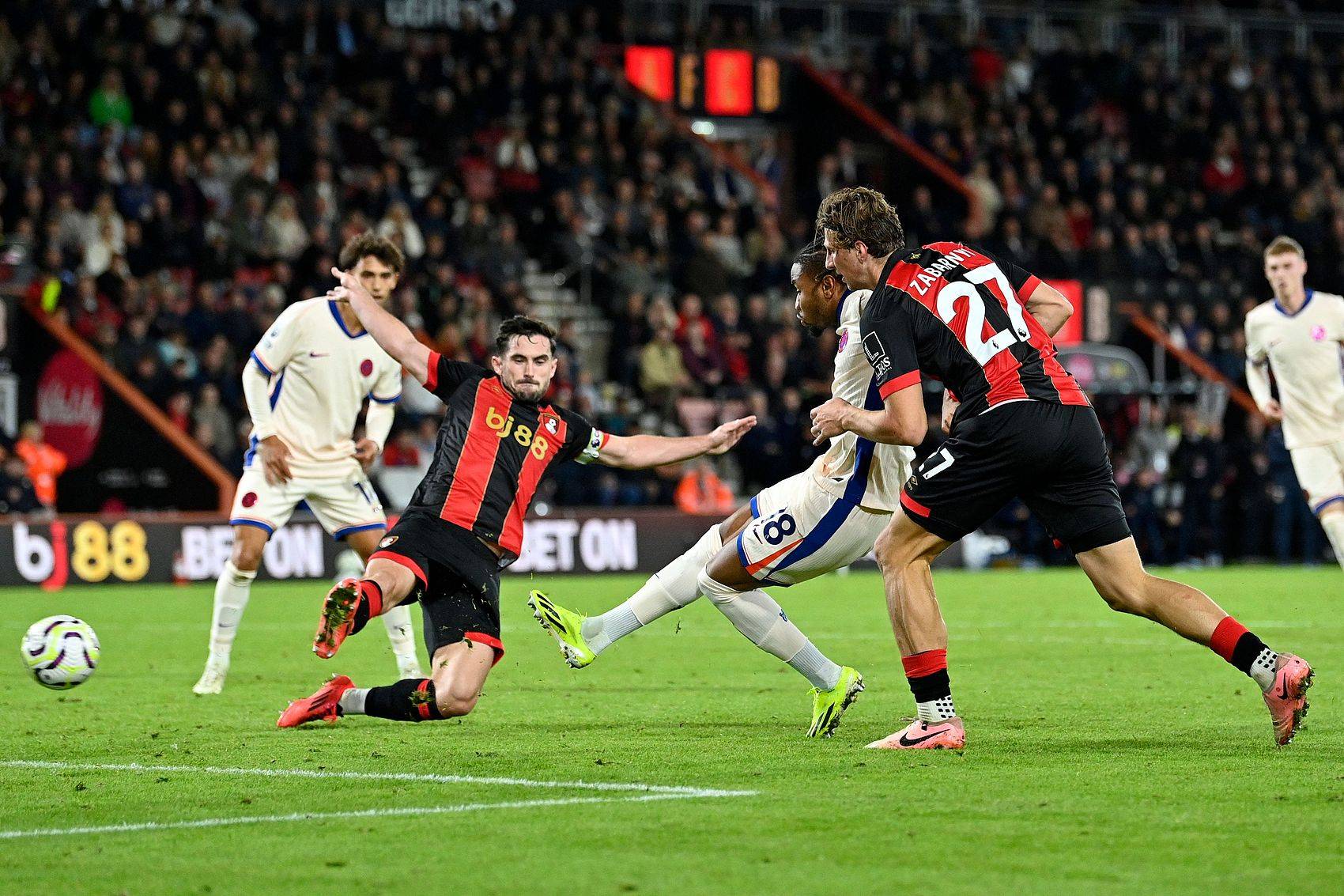 金年会官方网站-切尔西客场取胜，英超联赛稳步向前