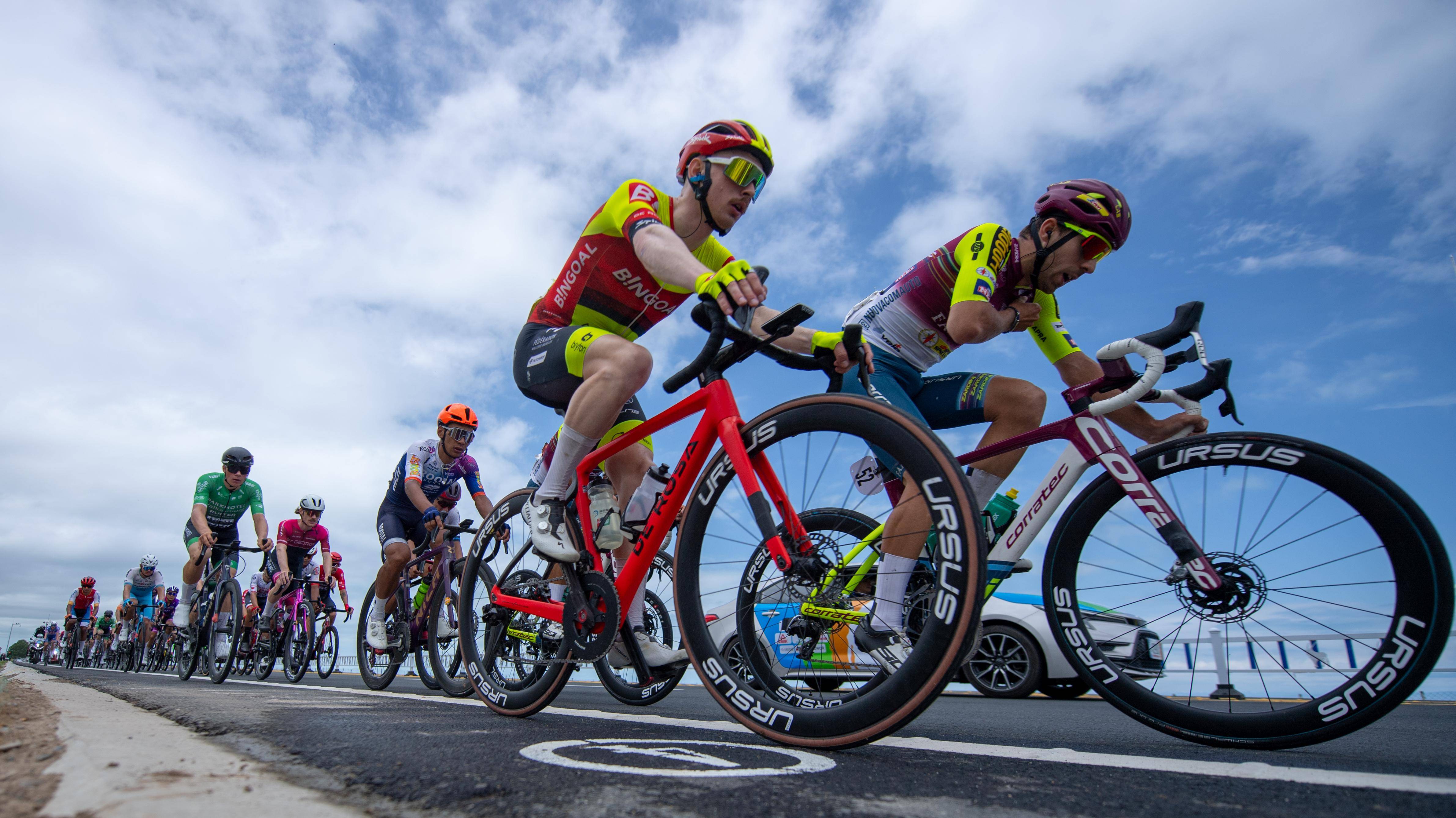 青海队在比赛中表现出色,赢得观众喝彩 青海队在比赛中表现出色,赢得观众喝彩