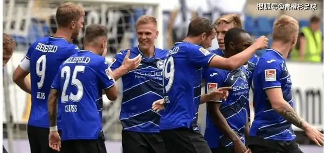 沙尔克在主场大获全胜，全队士气高昂的简单介绍