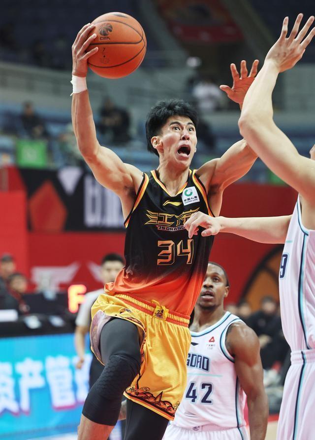 场上球员风云变幻，谁能最终胜出的简单介绍