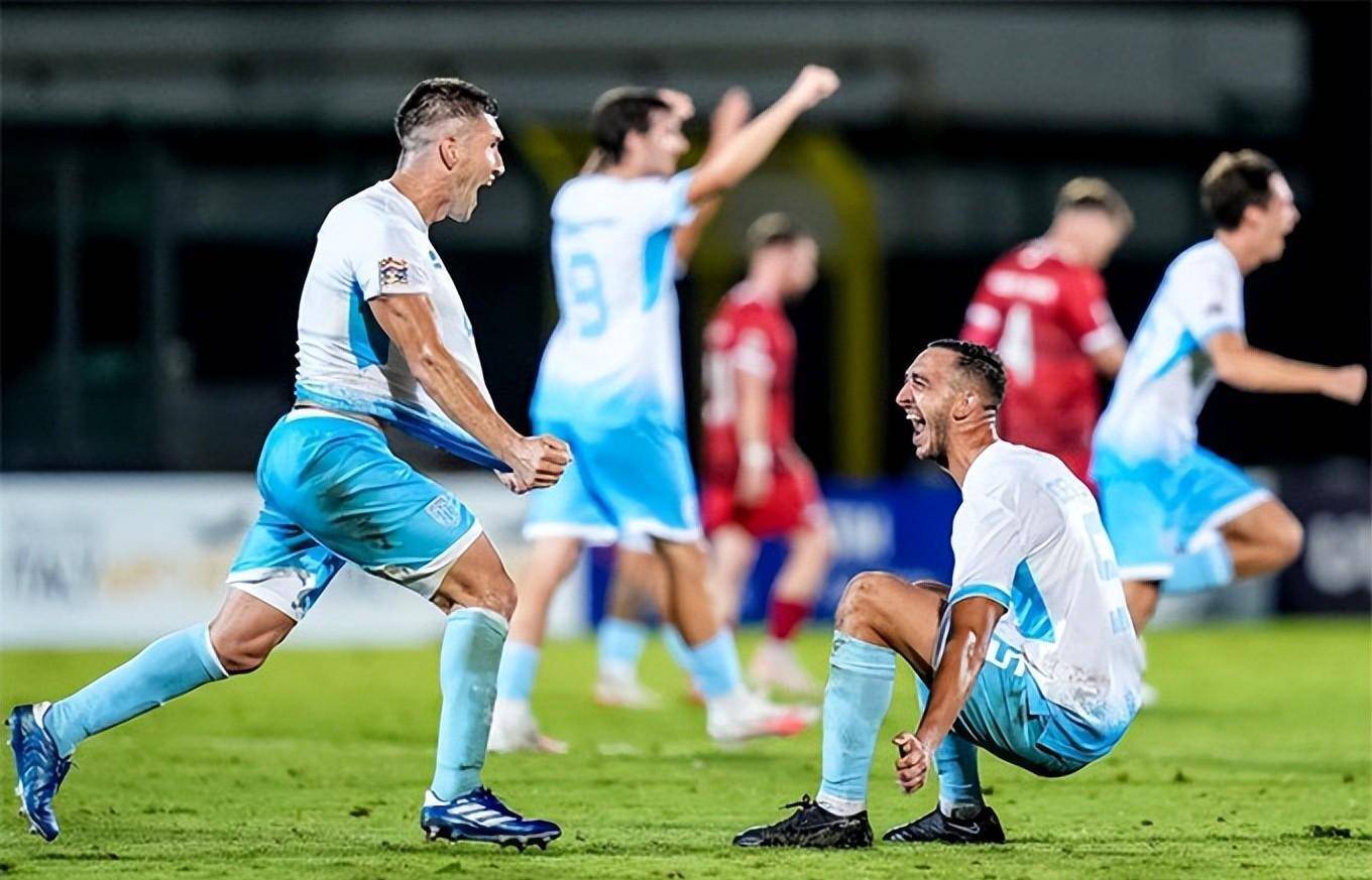 球队在比赛中拼尽全力,力争获得胜利 球队在比赛中拼尽全力,力争获得胜利