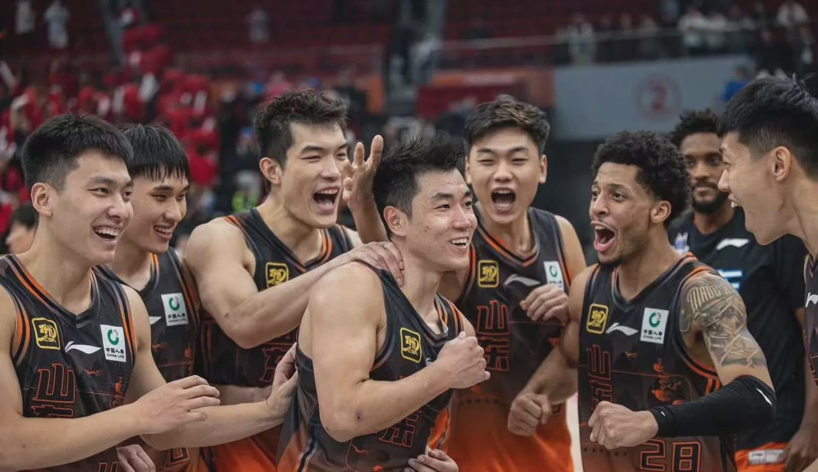 包含夺冠热门遭遇困境，球员集体发力扭转乾坤的词条