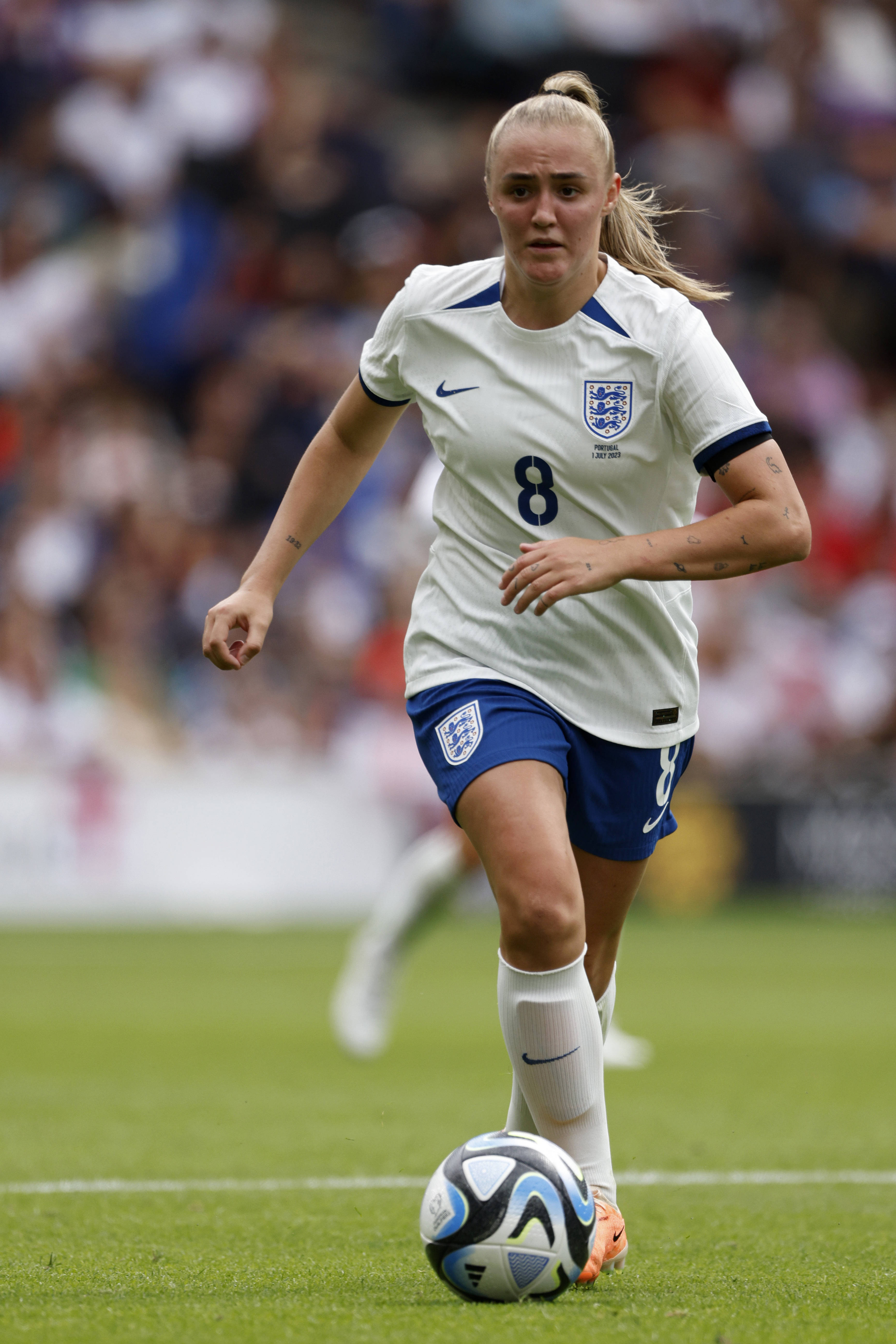 国际足球赛事中,女球员展现实力 国际足球赛事中,女球员展现实力