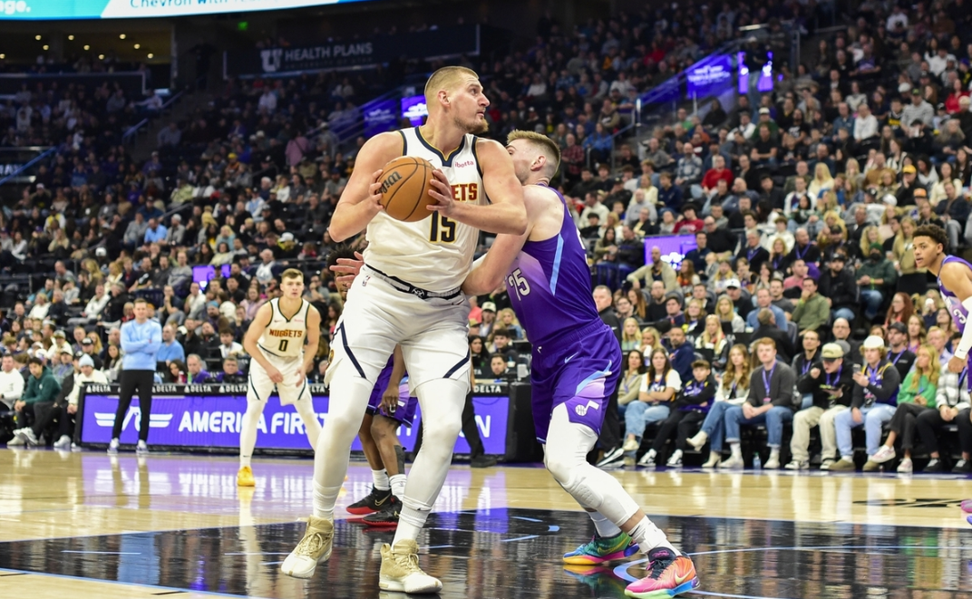 JNH体育-爵士客场战胜掘金取得重要胜利