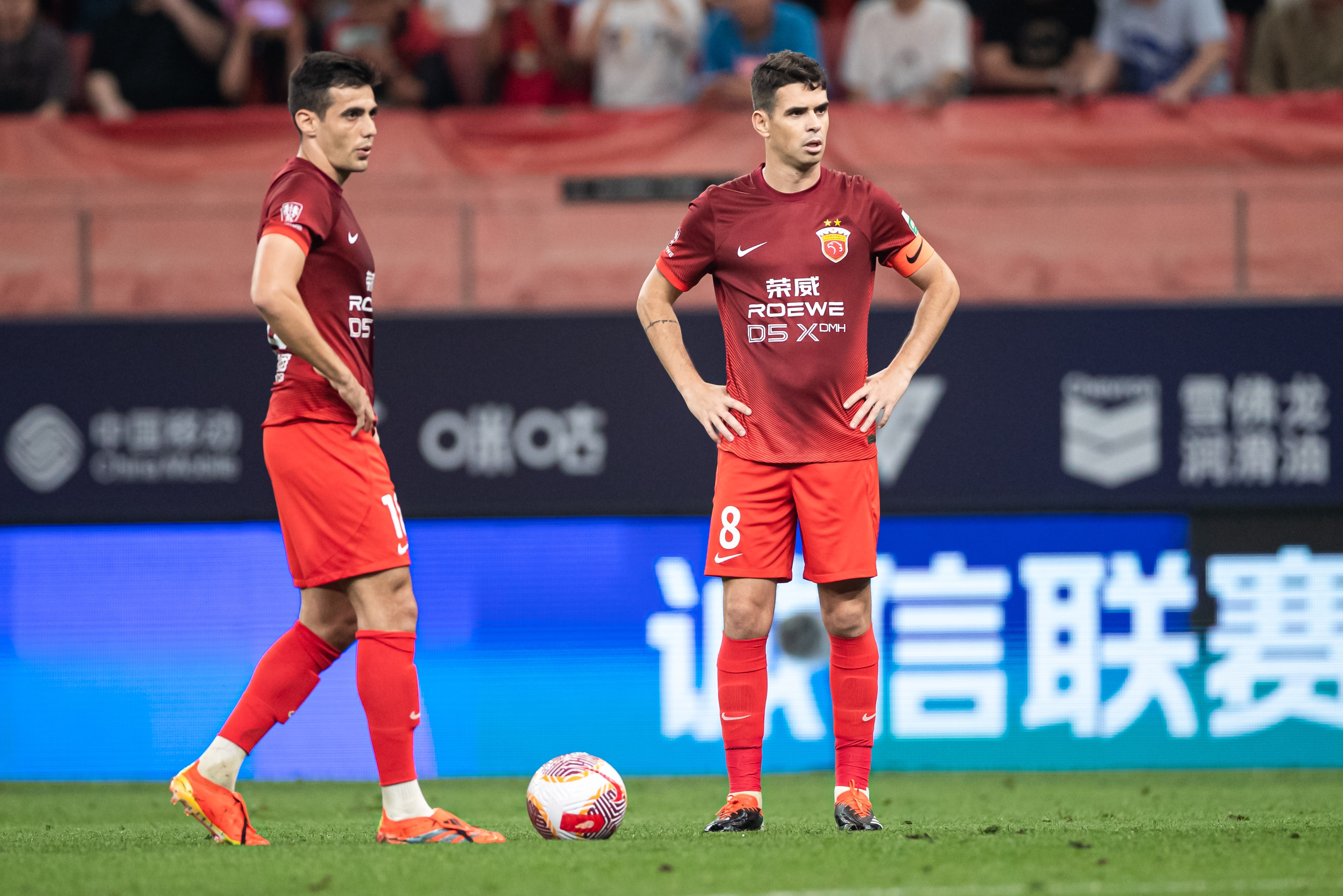 欧洲赛场强强对决频频上演,球迷热情高涨的简单介绍 欧洲赛场强强对决频频上演,球迷热情高涨的简单介绍