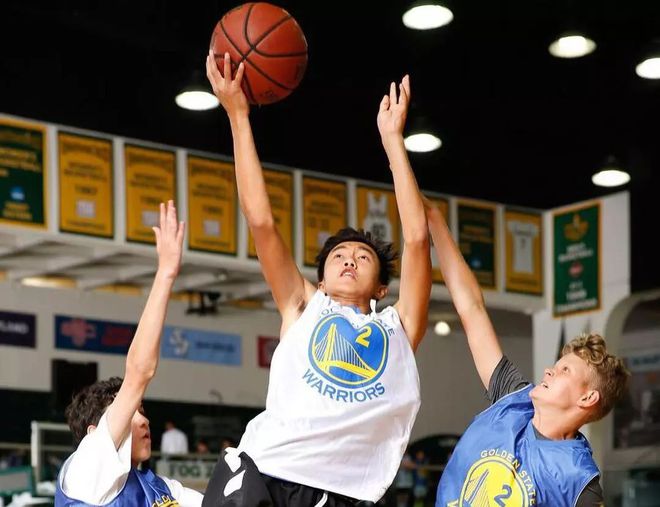 NBA明星带领青少年篮球训练营,授技术 NBA明星带领青少年篮球训练营,授技术