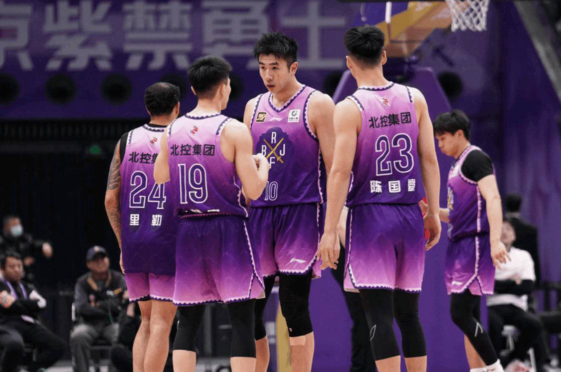 包含联盟名帅突然宣布退役，传出球坛震动消息的词条