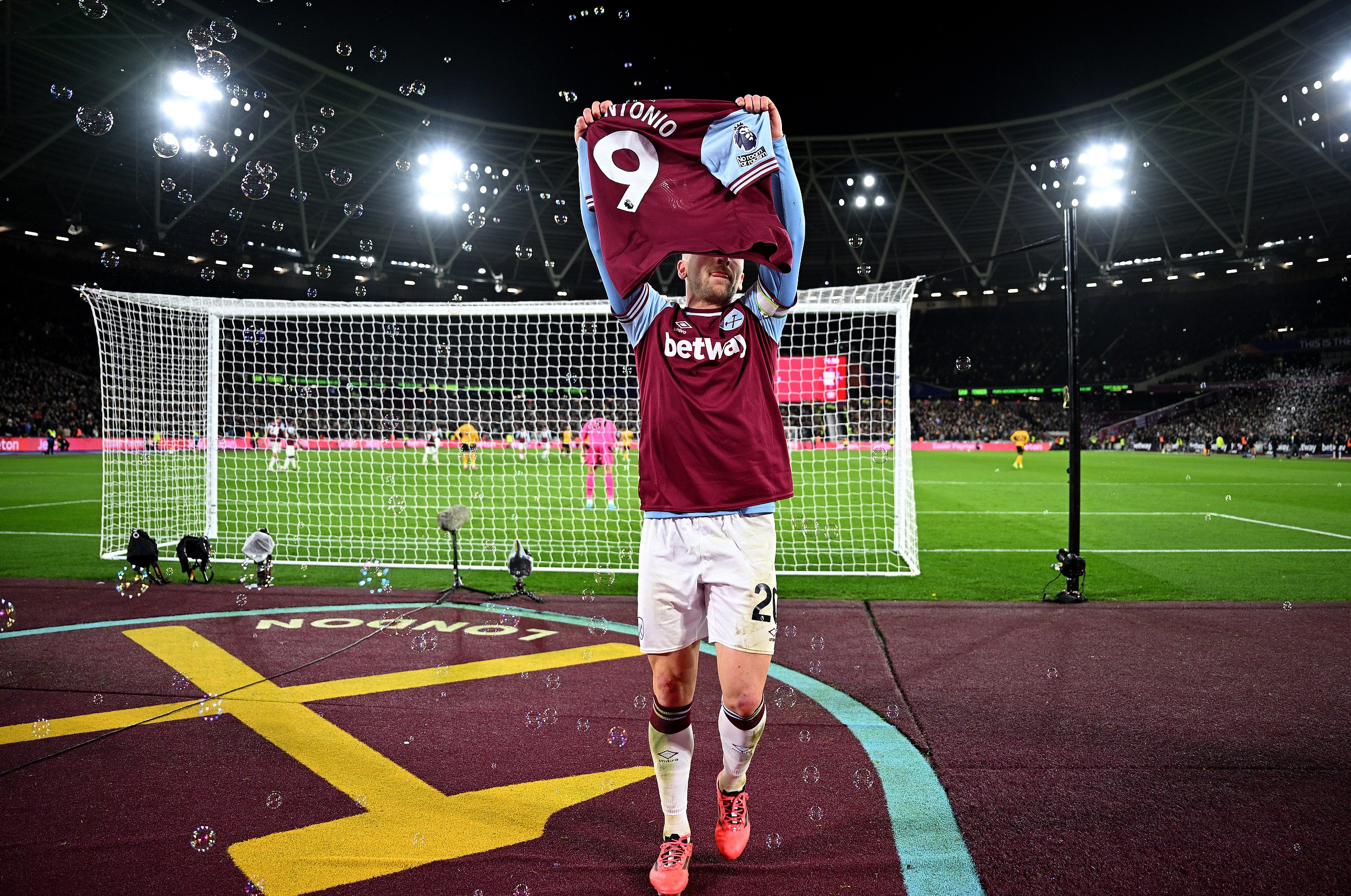 利物浦主场取胜，安东尼奥进球破门