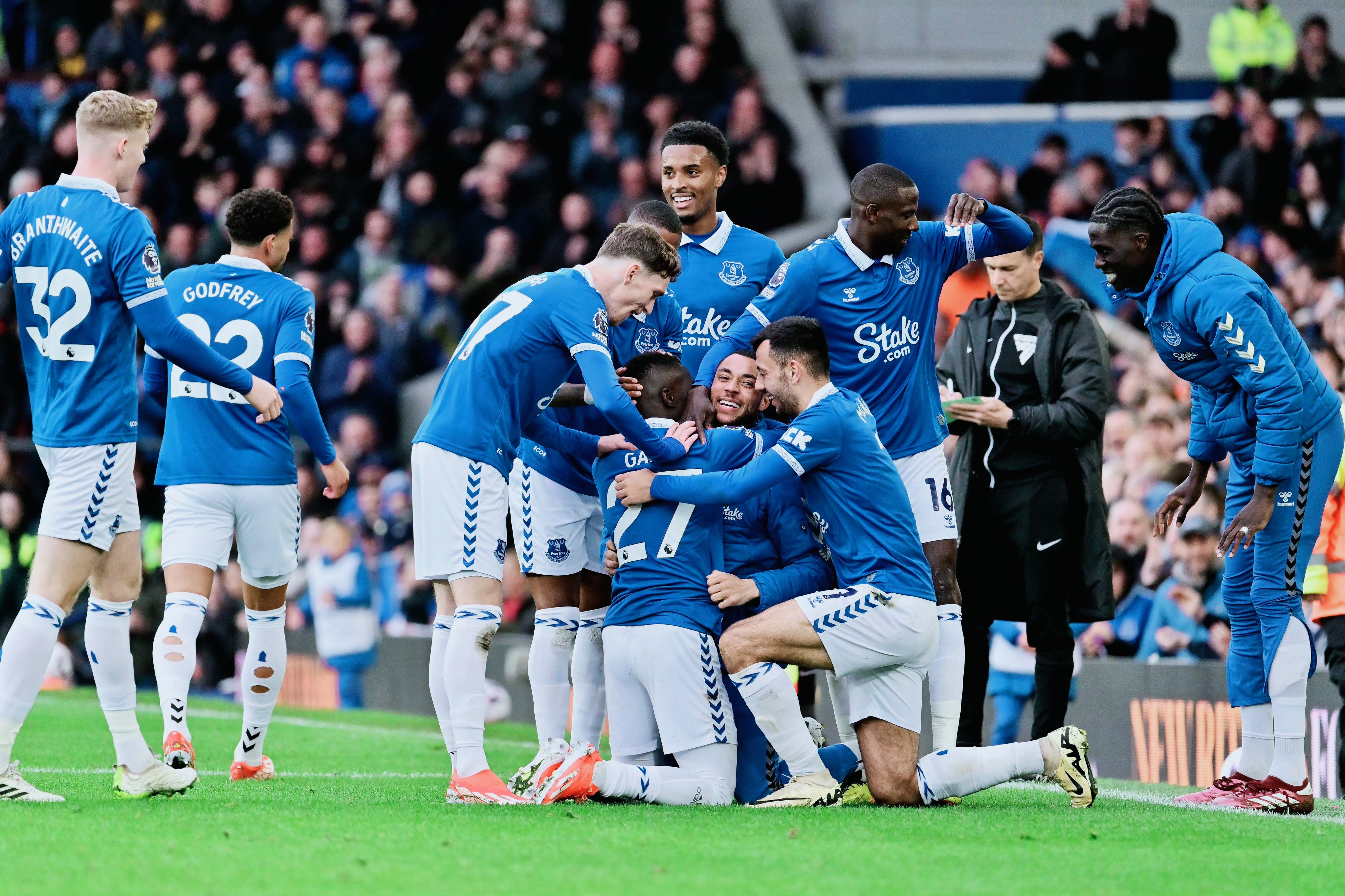 包含埃弗顿主场击败对手，紧追欧冠资格席位的词条