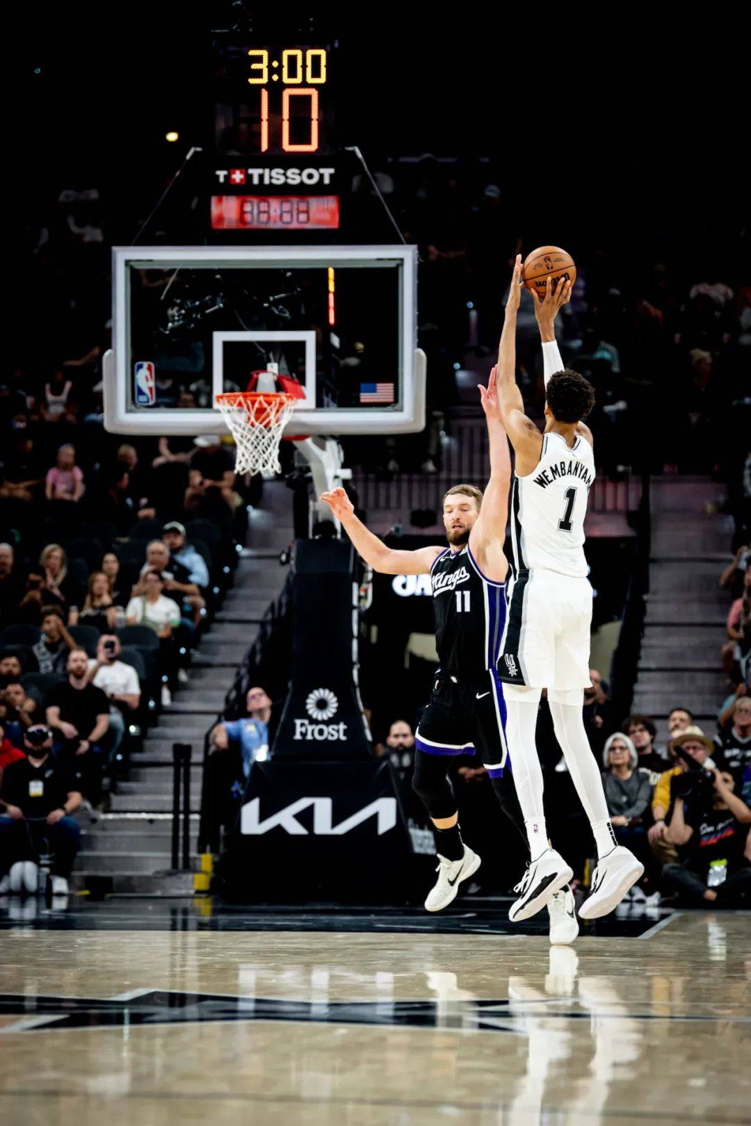 三分球绝杀惊艳全场,球队士气高昂的简单介绍 三分球绝杀惊艳全场,球队士气高昂的简单介绍