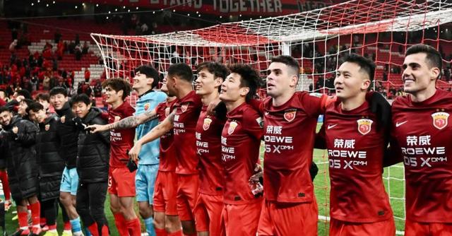 上海上港球队实力逐渐恢复,中超冲顶前景充满希望 上海上港球队实力逐渐恢复,中超冲顶前景充满希望