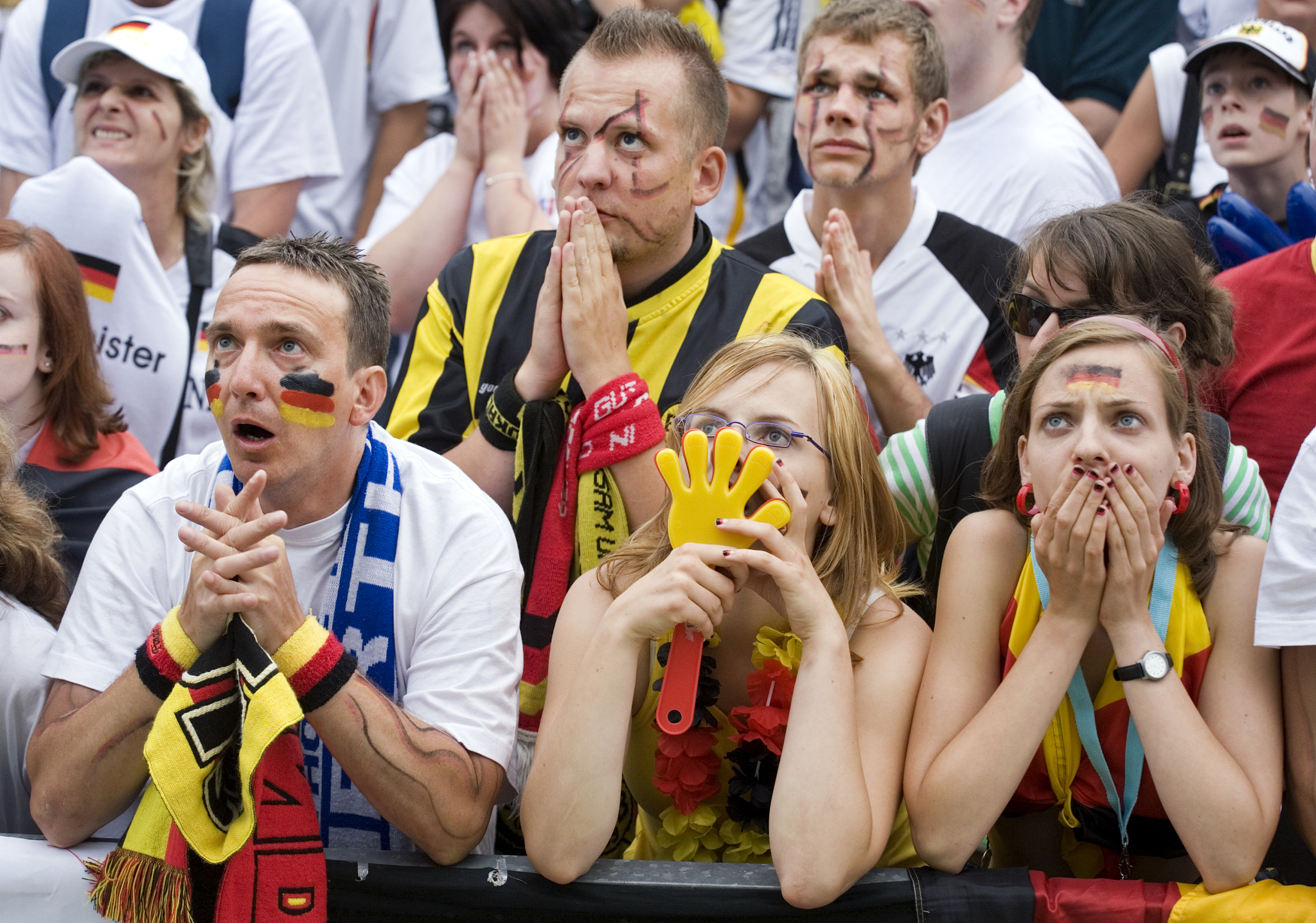 欧洲杯淘汰赛拉开帷幕，球迷青睐焦点战的简单介绍