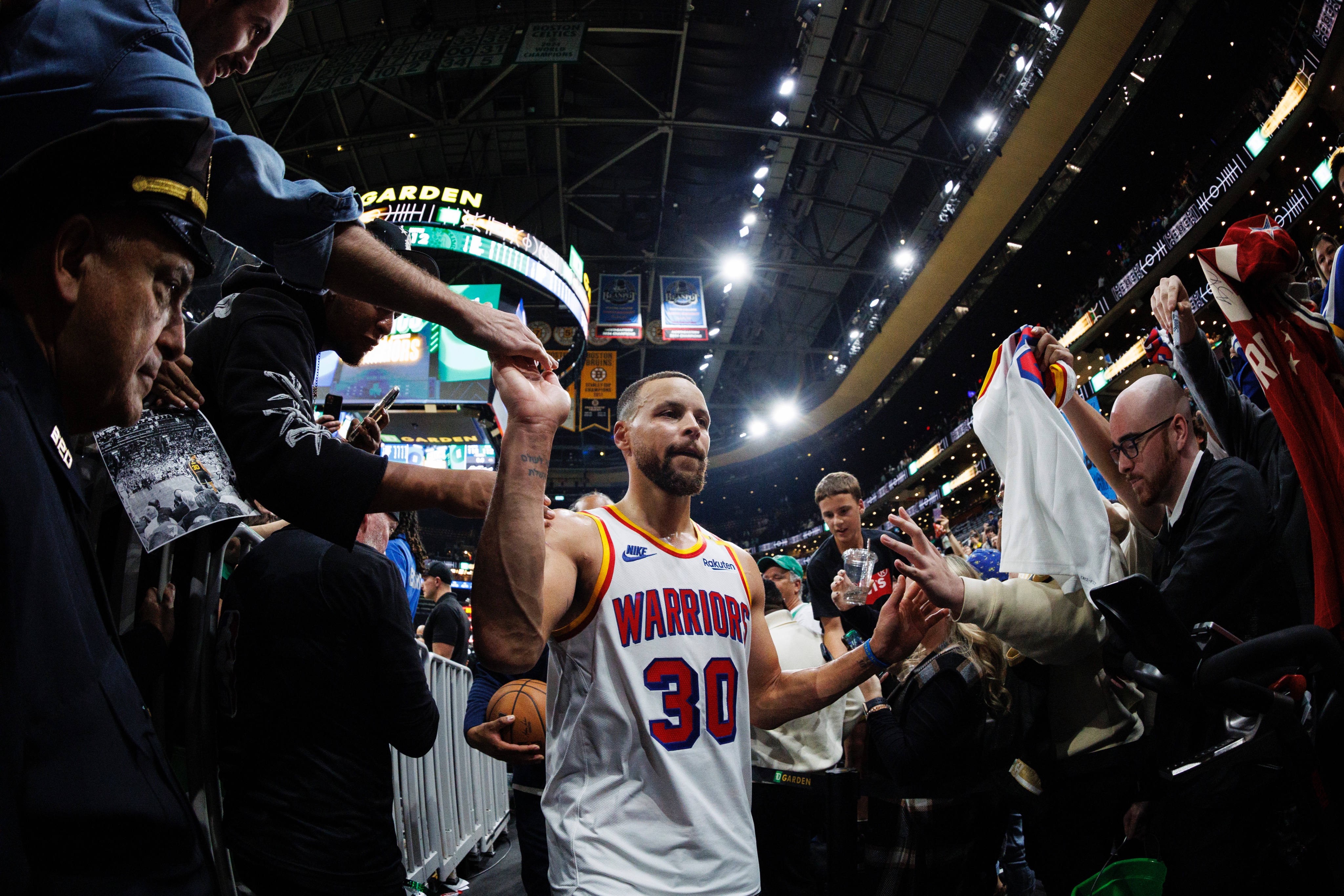 德甲重磅对决:詹姆斯迎战凯尔特人,球迷沸腾 德甲重磅对决:詹姆斯迎战凯尔特人,球迷沸腾