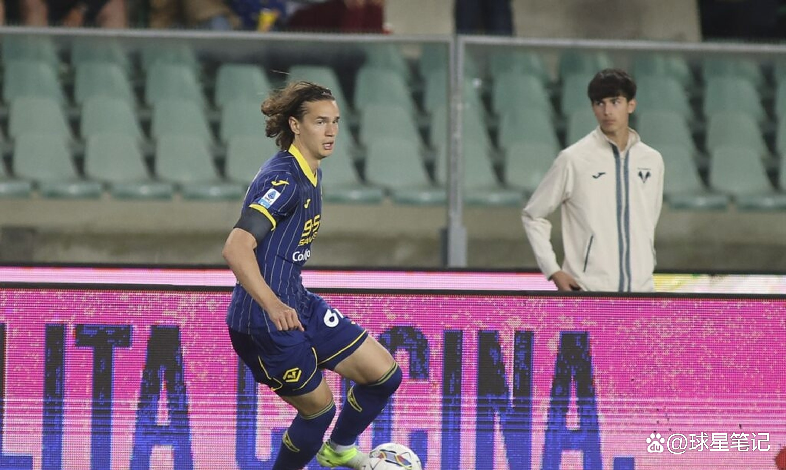 维罗纳后卫失误频频,导致球队防线不稳 维罗纳后卫失误频频,导致球队防线不稳