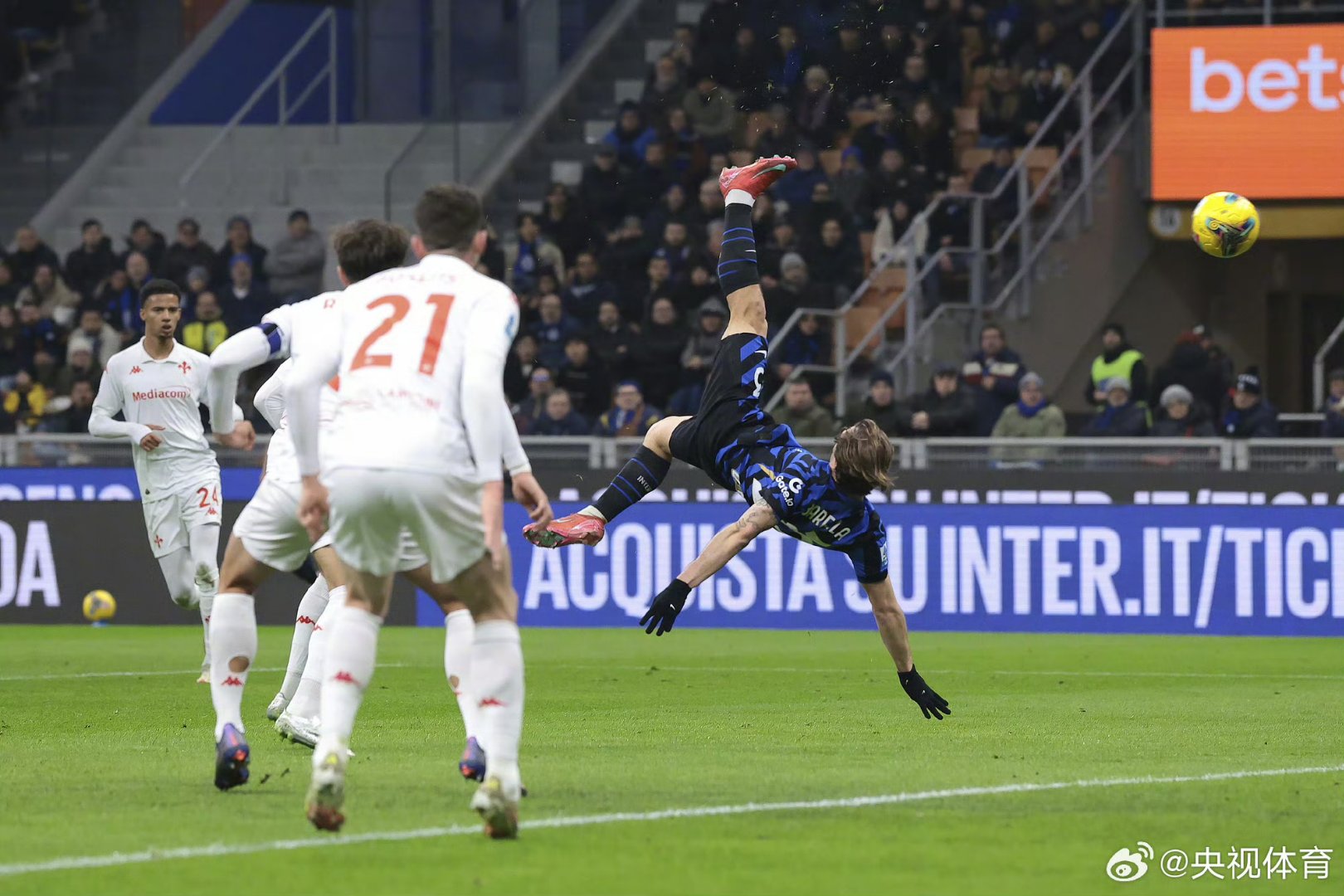 包含意大利足球联赛中一位球员受伤离场的词条