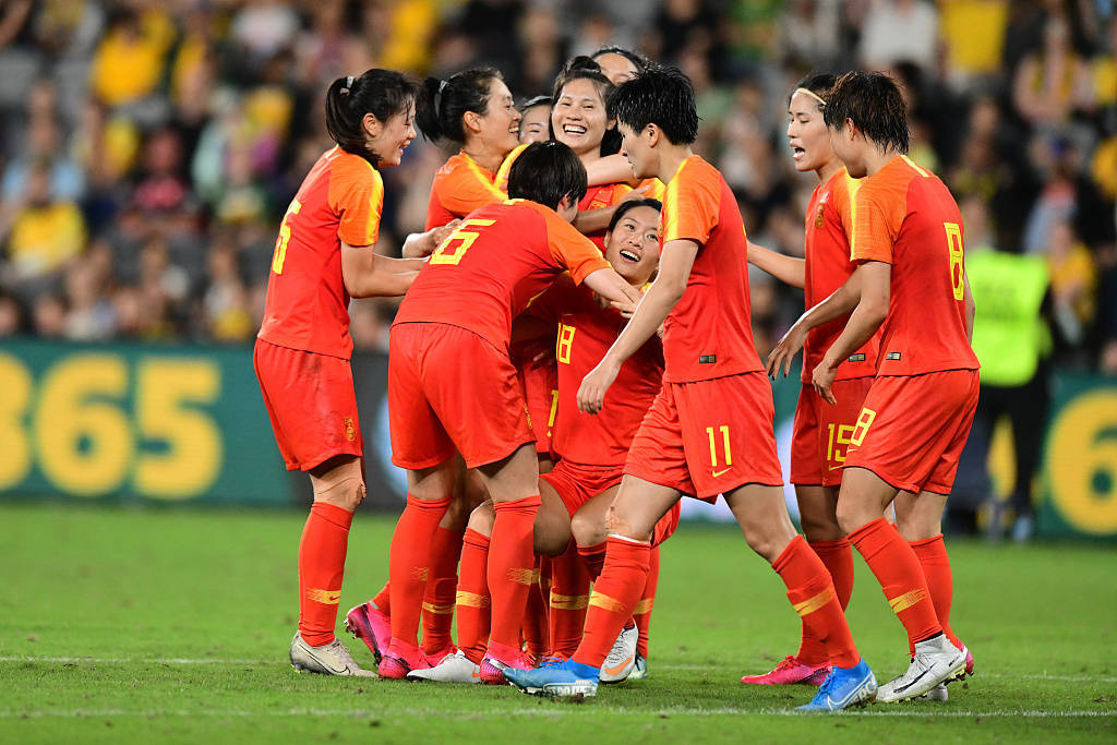 女足赛场上演绝杀一幕，球迷沸腾欢呼