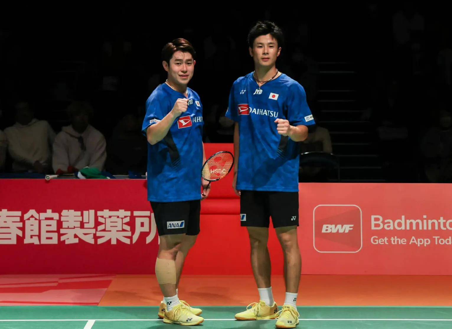 日本羽毛球选手力克对手晋级