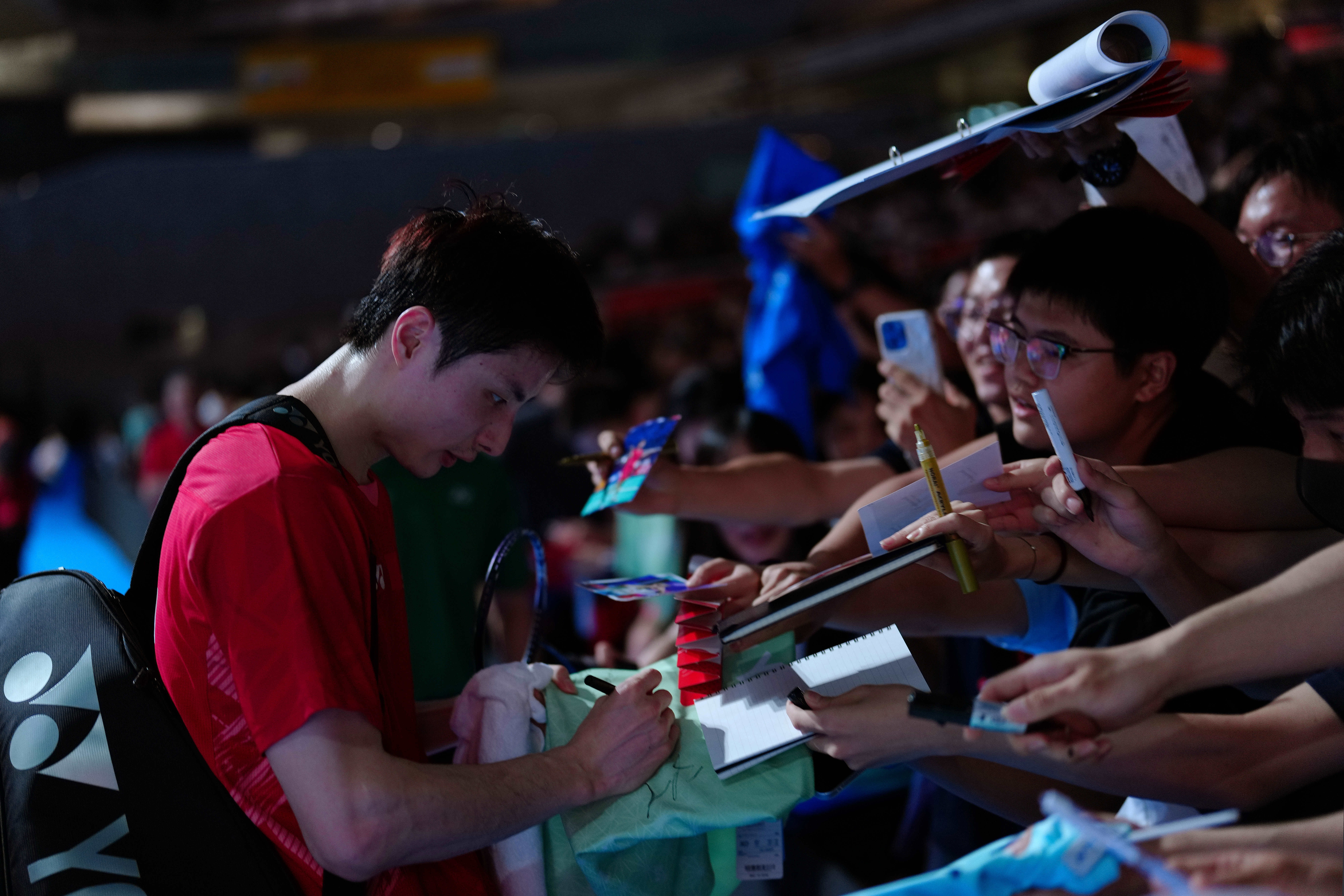 日本羽毛球选手力克对手晋级