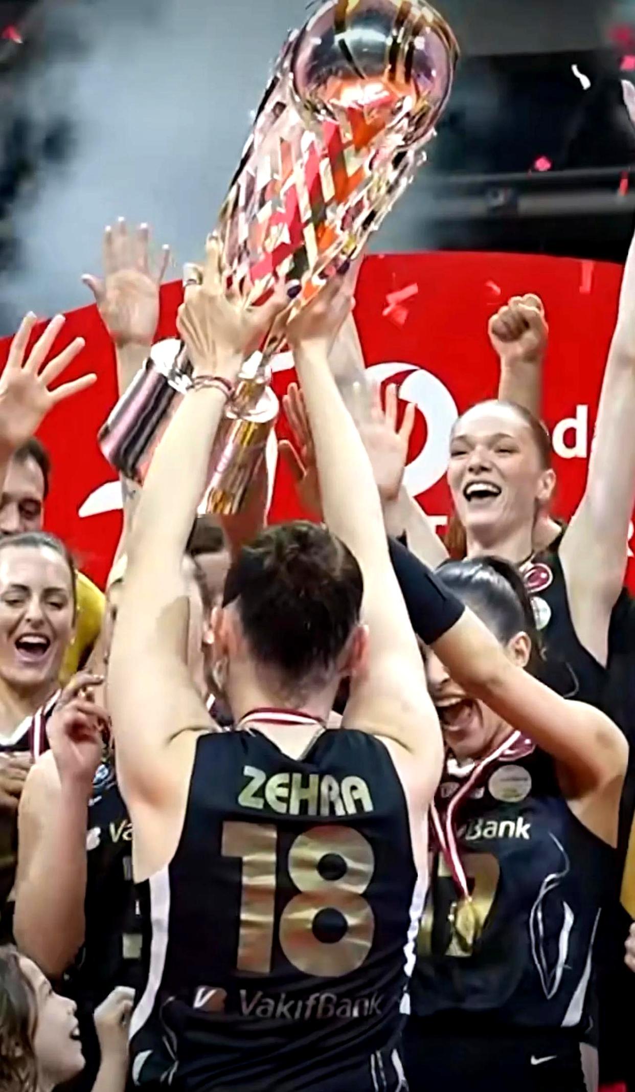 比赛中球员们的精湛技艺赢得了观众们的掌声 比赛中球员们的精湛技艺赢得了观众们的掌声