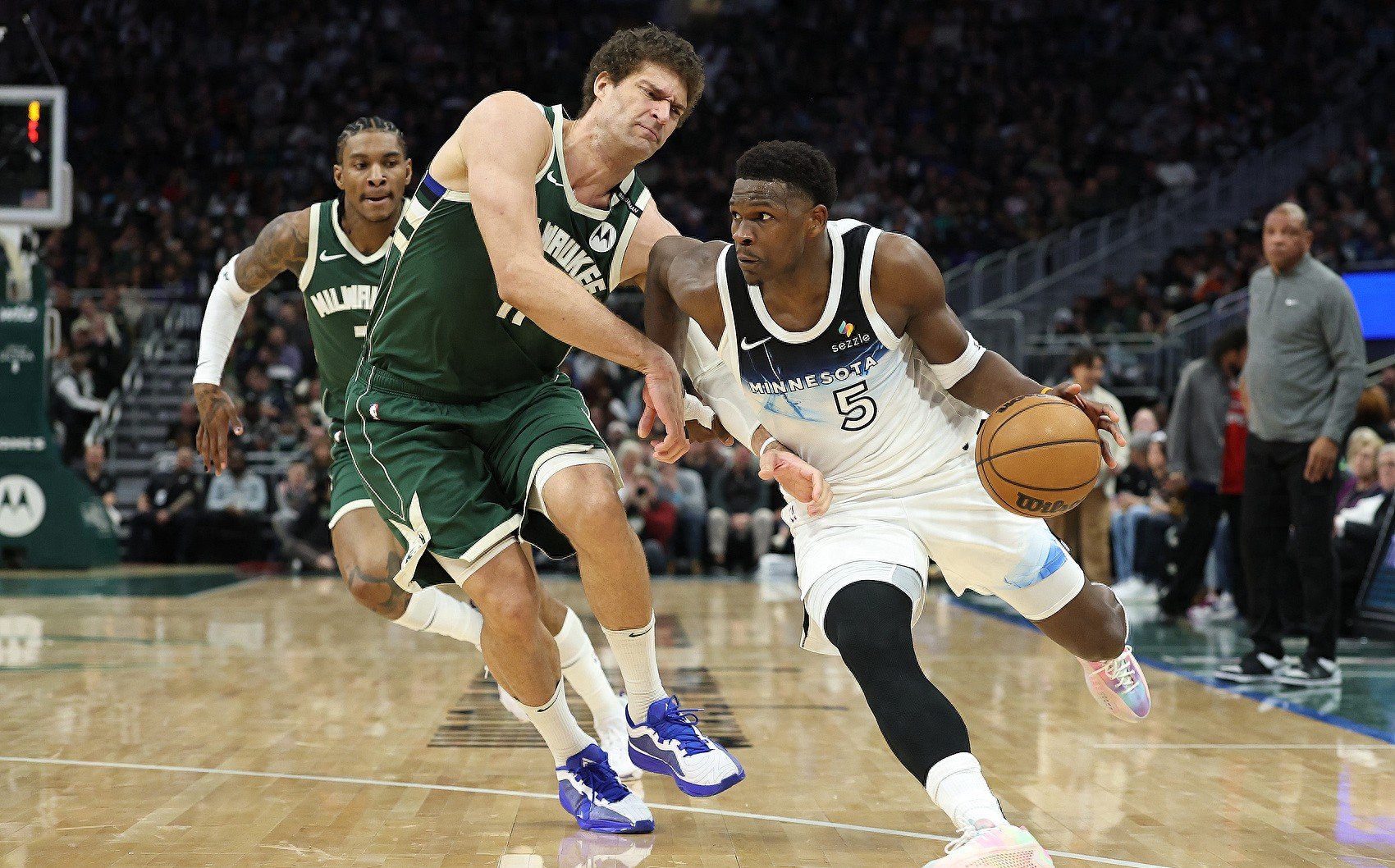 雄鹿主场擒下森林狼,字母哥打出绝杀 雄鹿主场擒下森林狼,字母哥打出绝杀