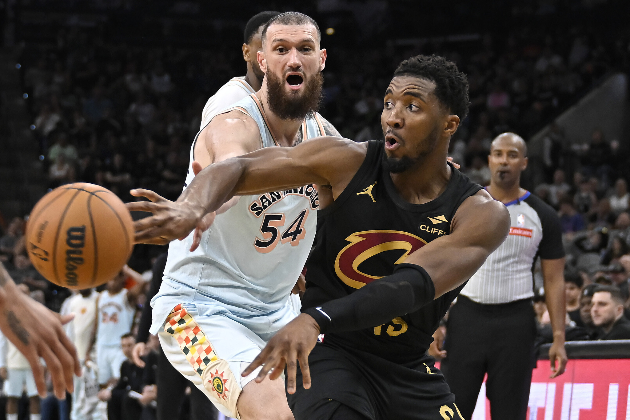 金年会-关于开拓者大胜马刺，起起伏伏表现的信息