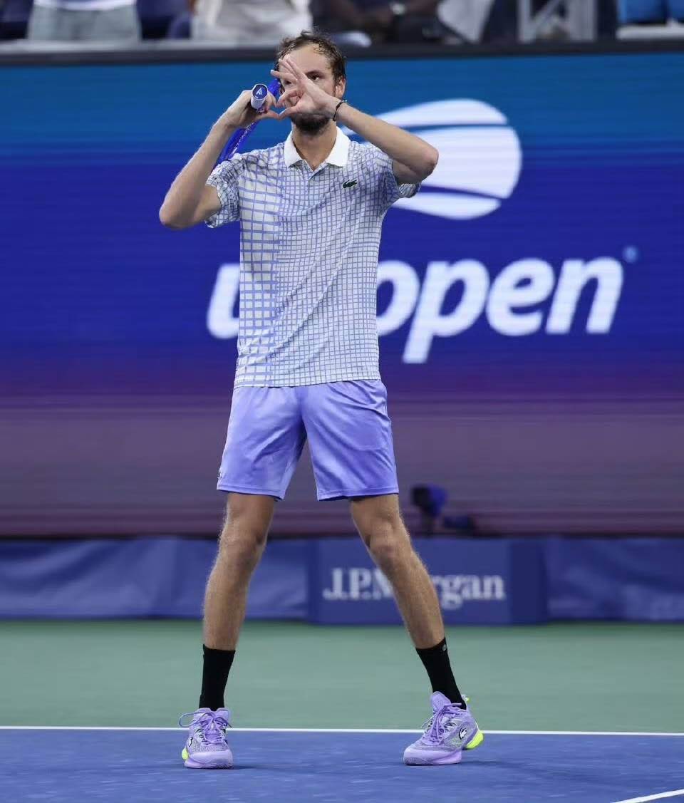 包含世界网球队碾压西班牙网球队，克耶高斯关键制胜的词条