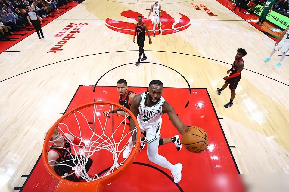 金年会网站-猛龙横扫雄鹿，波尔津吉斯制霸全场的简单介绍