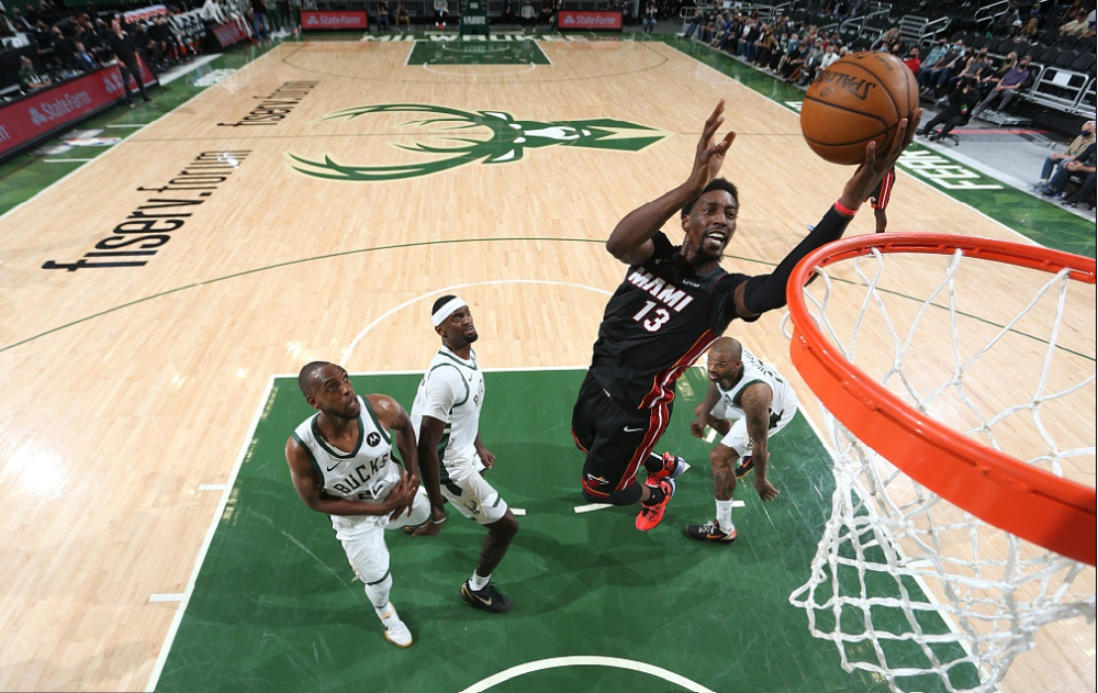 猛龙横扫雄鹿,波尔津吉斯制霸全场的简单介绍 猛龙横扫雄鹿,波尔津吉斯制霸全场的简单介绍