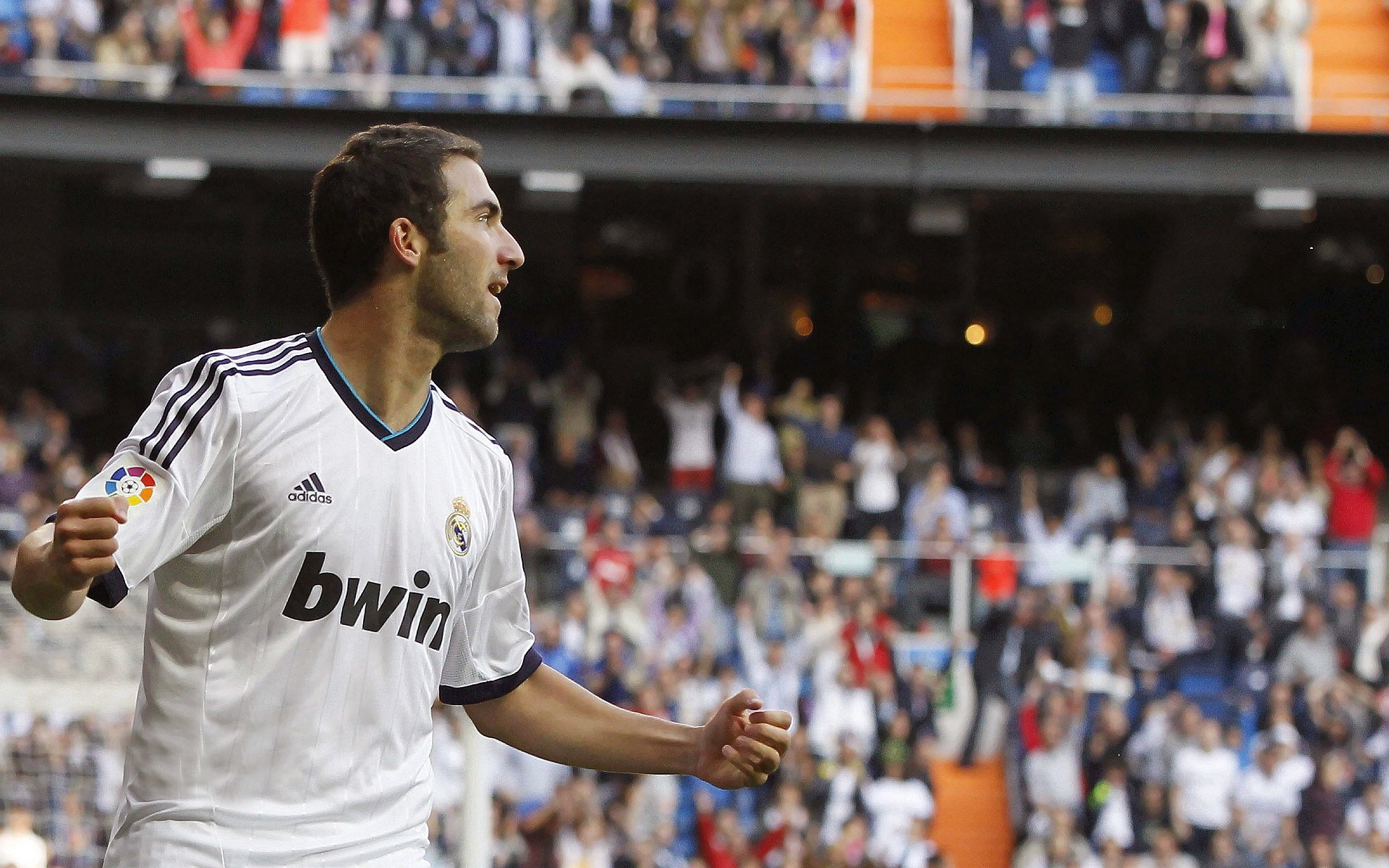 足球世界的交响曲，英超争冠焦点战与玻利维亚绝杀伊拉克的激情共鸣